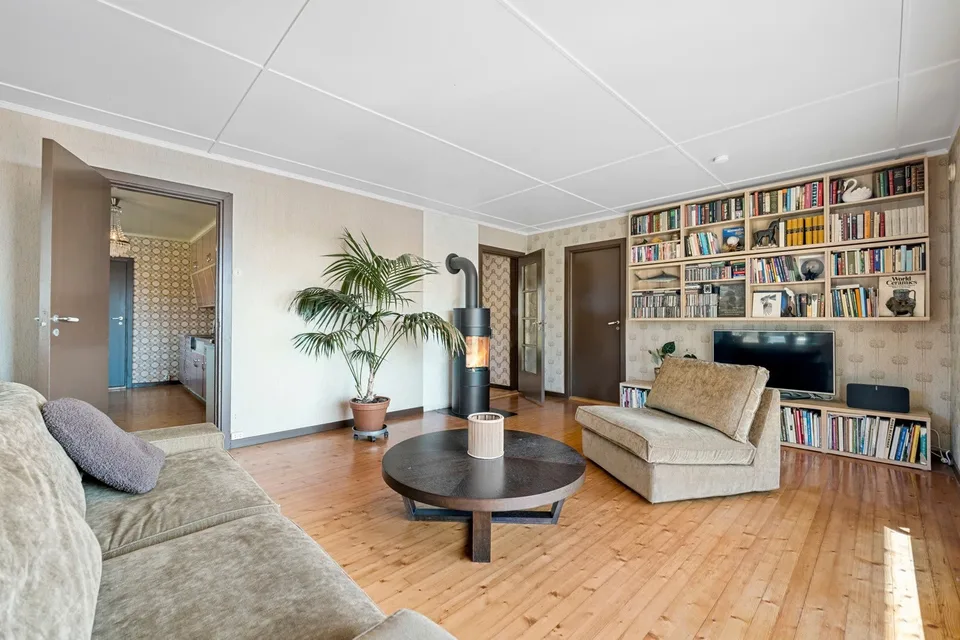 Stue med åpning mot separat kjøkken før renovering